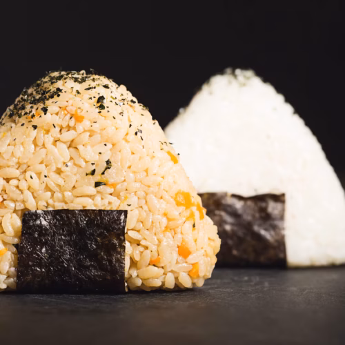 Onigiri casero triangular envuelto con alga nori