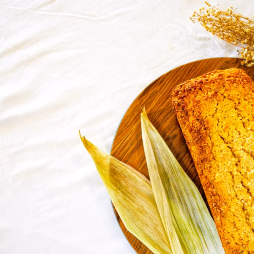 Pan de elote casero dorado sobre un plato