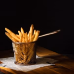 Papas fritas caseras doradas y crujientes