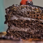 Pastel de chocolate húmedo con cobertura brillante