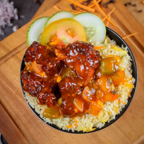 Pollo teriyaki brillante servido con arroz y verduras