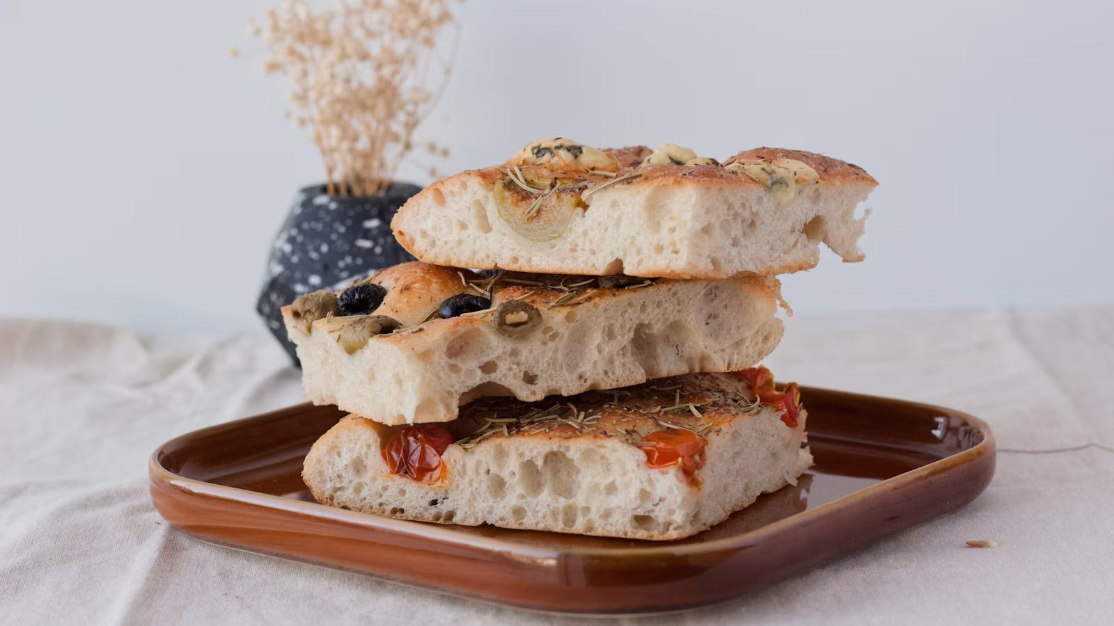 Porciones de focaccia servidas en un plato