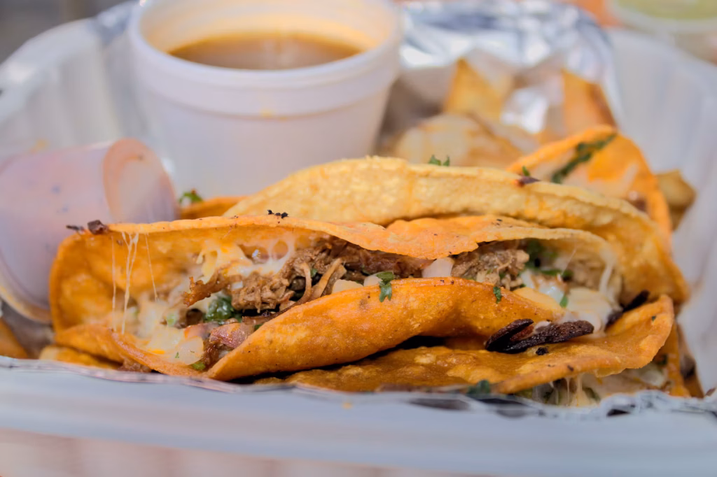 Quesa birria casera con queso fundido y consomé