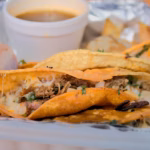 Quesa birria casera con queso fundido y consomé