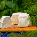 Queso fresco blanco tipo requesón servido en una tabla