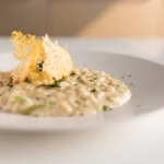 Risotto cremoso de parmesano servido en plato blanco