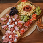 Tabla de quesos con fruta, aceitunas, nueces y carnes frías