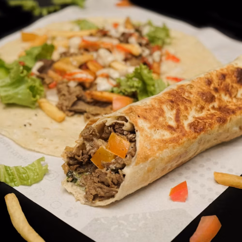 Pan pita relleno con carne asada y vegetales
