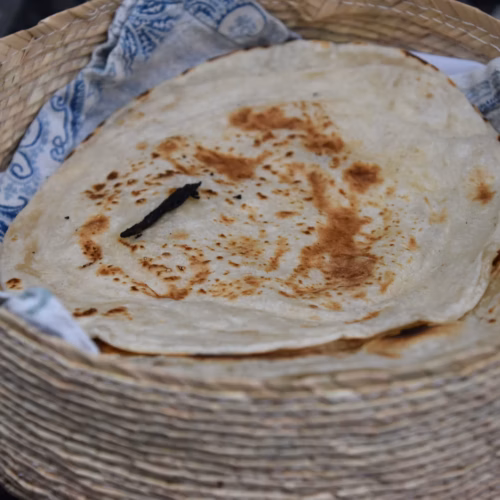 Tortilla de harina recién hecha con manchas doradas