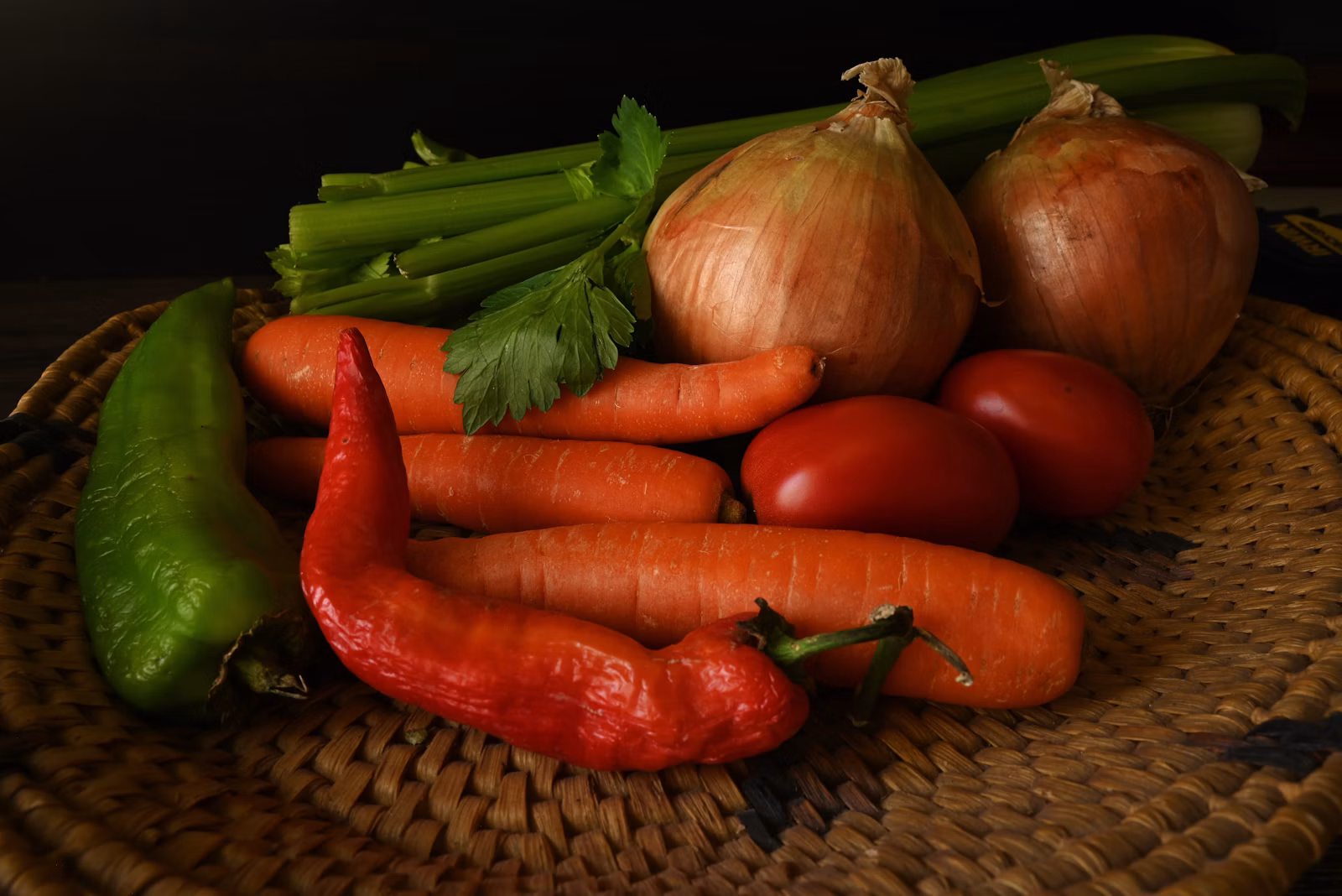 Verduras frescas preparadas para un caldo casero