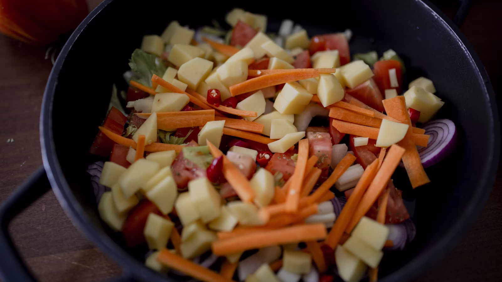 Zanahorias y verduras preparadas para una ensalada rusa casera